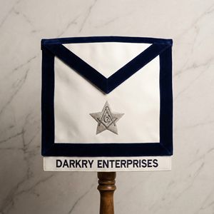 Tablier d'officier maçonnique personnalisé en velours bleu marine avec broderie fil d'or, bordure violette et couronne de laurier, fait main, pour la franc-maçonnerie - Product Image 2