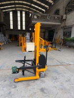EZ LIFT EDA40 - Élévateur électrique sécurisé pour fûts d'huile en acier de 55 L avec une hauteur de levage maximale de 1350 mm