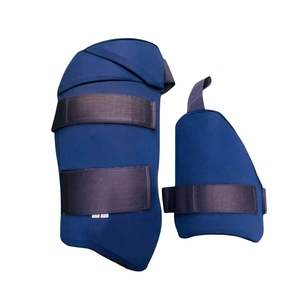 Protège-cuisse de cricket personnalisé en polyester PU bleu, confortable, avec fermeture à sangle, 100 g, design naturel, taille standard, performance optimale - Product Image 1