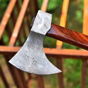 Hache à barbe de luxe en acier forgé artisanal de Damas, tête gravée, manche en bois, pour camping et bushcraft, vente en gros OEM UA - Product Image 5