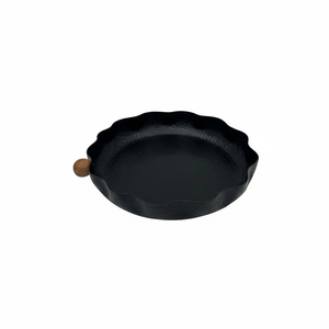 Plateau de service moderne en métal à bords festonnés avec poignée en bois, finition martelée unique, assiette ronde décorative pour la cuisine et la salle à manger - Product Image 6