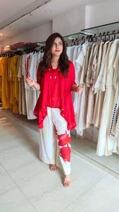 Ensemble coordonné numérique rouge pour femme, kurta en coton et pantalon palazzo imprimé crème, tenue décontractée ethnique style Inde Pakistan, coupe classique - Product Image 4