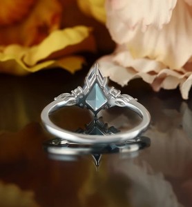 Bague de fiançailles en argent sterling 925 plaqué or avec alexandrite taille cerf-volant, pierre précieuse à changement de couleur, bijou de mariage unique, cadeau pour elle - Product Image 3
