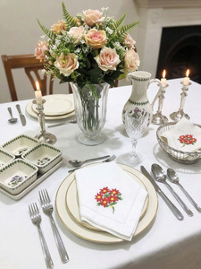 Serviettes de table en coton brodées personnalisées, motif poinsettia classique, réutilisables, durables, lavables, avec ourlet festonné, pour mariages et fêtes - Product Image 2
