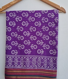 Paréo en coton violet imprimé à la main avec bordure Zari, motif floral, léger, style bohème, pour la plage ou comme cache-maillot d'été - Product Image 6
