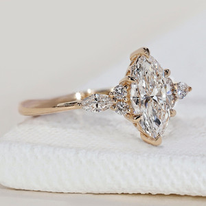 Bague de fiançailles en argent sterling plaqué or avec moissanite VVS, bague de mariage classique, diamant taille marquise certifié GRA IGI, style Channel - Product Image 1