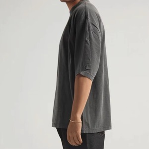 เสื้อยืดโอเวอร์ไซส์สีดำสำหรับผู้ชาย คอกลม แขนสั้น ผ้าฝ้ายเนื้อเจอร์ซีย์ สวมใส่สบาย สีพื้น - Product Image 3