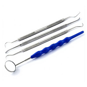 Kit de raspado dental manual de 4 piezas: Explorador, raspador tipo espada, espejo bucal y herramientas de examen con mango ergonómico de acero inoxidable alemán - Product Image 1