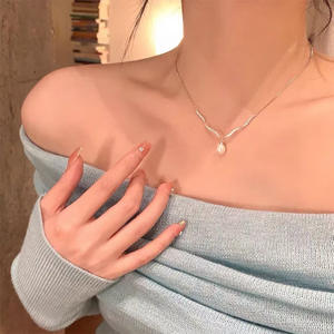Collier de luxe pour femme, style léger et raffiné, avec pendentif en zircone scintillante et perle ondulée, chaîne de clavicule, accessoire pour pull - Product Image 2