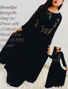 Nouvelle robe de soirée style Anarkali, richement brodée, en georgette, pour mariage et occasions spéciales, style indien et pakistanais. - Product Image 4