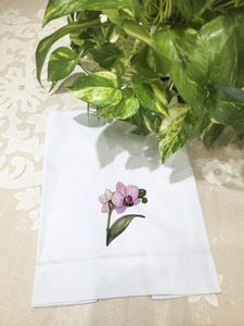 ผ้าเช็ดตัวแขกสีขาวผ้าฝ้ายขายส่ง ปักลายดอกกล้วยไม้แบบกำหนดเอง ผ้าเช็ดปากเย็บริมผ้า ซักเครื่องได้ ใช้ในบ้านและโรงแรม - Product Image 3