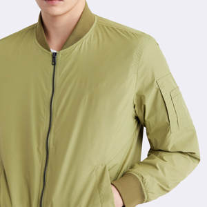 Chaqueta de invierno de color sólido, chaqueta bomber para hombre con forro interior suave, chaqueta bomber para hombre de diseño moderno y ajustado. - Product Image 4