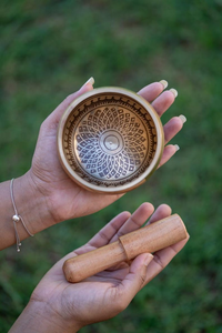 Cuenco tibetano artesanal de latón antiguo con mazo de madera, patrón grabado dorado, cuenco de sonido para meditación, yoga y mindfulness - Product Image 3