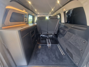 Mercedes Benz V 250 VanTourer Urban Camper Van, camping-car de luxe avec toit relevable, véhicule familial automatique diesel pour voyages. - Product Image 2