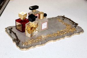 Plateau de service en résine géode fait main et peint à la main avec poignées dorées et bord en verre, plateau décoratif personnalisable - Product Image 4