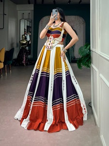 Tela de rayón suave adornada con trabajo de espejos y acabado de encaje Gota Patti con borlas, especial para Navratri, lehenga lista para usar. - Product Image 2