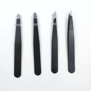 Pinzas para cejas RMI Silver Tip con recubrimiento en polvo negro y juego de 4 estuches magnéticos negros. - Product Image 1