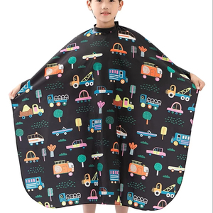 Cape de coiffure noire avec motif de voitures colorées, en polyester imperméable, tablier de barbier pour enfants - Product Image 1