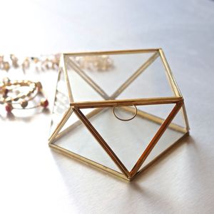 Caja organizadora de joyas hecha a mano de metal y vidrio con base de terciopelo para un almacenamiento seguro de anillos, pulseras y pendientes. - Product Image 1