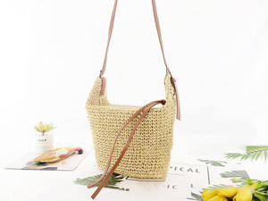 Sublimez vos tenues quotidiennes avec ce magnifique sac en fil naturel, conçu avec une texture tissée et une anse en cuir réglable. - Product Image 1