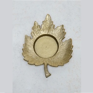 El portavelas metálico con diseño de hojas crea un punto de atención elegante en cualquier habitación, bellamente elaborado por BRUSHSTROKE. - Product Image 3