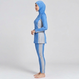 Conjunto burkini versátil de 2 piezas diseñado para piscinas, playas y actividades acuáticas con una construcción cómoda y flexible. - Product Image 3