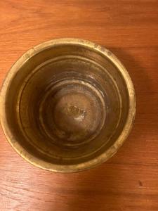 Elegante maceta de metal dorado con forma de lazo, perfecta para decoración de jardín, patio y exhibición al aire libre. Venta al por mayor desde India. - Product Image 4