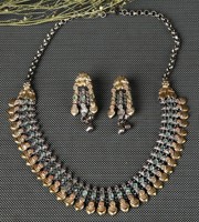 En gros, Parure Collier et Boucles d'Oreilles Bohème Ghungroo pour Femme, en Laiton Oxydé, Plaqué Or et Argent, avec Rubis, Motif Fleur Tendance, pour Anniversaire