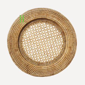 Assiettes de présentation rondes en rotin tressé faites à la main, design moderne, décoration murale, dessous de plat en rotin fleuri, fabriquées au Vietnam - Product Image 3
