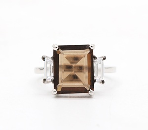 Vente en gros de bagues en argent sterling 925 massif avec émeraude naturelle, quartz fumé taille baguette et trois pierres en CZ, bijoux fins Memoria Jewels - Product Image 1
