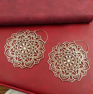 Boucles d'oreilles Mandala en laiton plaqué or, motif floral découpé, forme circulaire, décoration de mariage, cadeau, artisanat métallique - Product Image 2