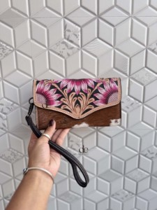 Nouvel Arrivage : Portefeuille Western en Cuir Rose Motif Tournesol, Gravé à la Main, en Peau à Poils, Multi-usages, Élégant, Type Pochette - Product Image 2
