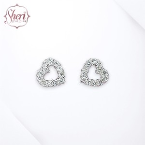 [เชอรี จิวเวลส์] ต่างหูรูปหัวใจน่ารักสำหรับผู้หญิง ทองคำขาว 18K เพชรธรรมชาติทรงกลมเจียระไนแบบบริลเลียนท์ สี F-G ระดับความสะอาด SI1-2 - Product Image 1
