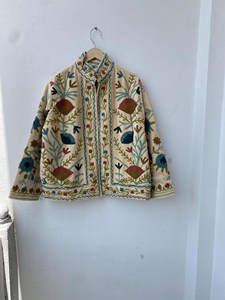 Veste Suzani en velours beige brodée à la main avec des motifs floraux, col montant, manches longues, style bohème, chic prairie, manteau de printemps pour femmes - Product Image 1