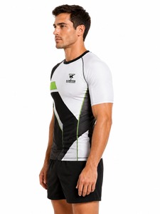 Le rashguard pour homme offre un confort respirant, une construction légère et une qualité supérieure pour les sports de plage, la natation et les activités de plein air. - Product Image 6