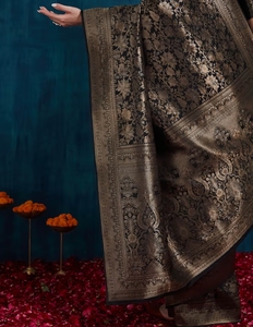 Sari Tradicional Kanjivaram de Seda KV con Borde Tejido con Zari Dorado para Fiestas Otoñales - Product Image 6