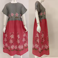 Vestido Diario Sencillo de la SERIE CHIBI de Chrysanta Indonesia, Daster Tradicional con Motivo Floral, Cuello Cuadrado, Largo Midi
