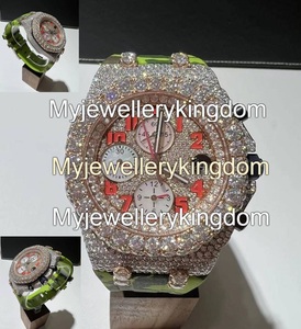 Nuestro Elegante Reloj de Pulsera Hip Hop con Incrustaciones de Diamantes Moissanite en Corte Brillante Redondo y Correa de Goma que Realza la Claridad VVS - Product Image 4