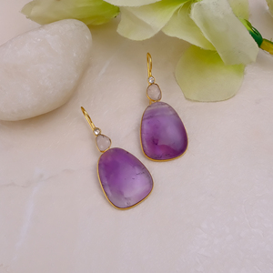 Boucles d'oreilles créoles tendance en améthyste violette naturelle et pierre de lune - Bijoux plaqués or sertis clos pour elle - Product Image 4
