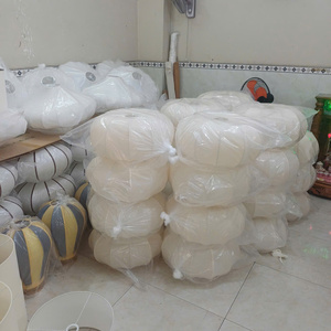 Lanterne artisanale vietnamienne en coton écologique avec cadre en bambou, abat-jour suspendu pour la maison, les mariages, les fêtes et les restaurants - Product Image 2