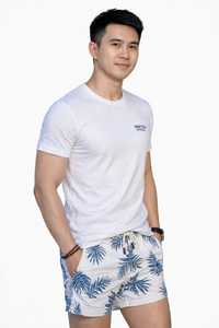 ชุดลำลองฤดูร้อนสำหรับผู้ชาย เสื้อยืดคอกลมสีขาวและกางเกงขาสั้นลายใบปาล์มสีน้ำเงินจาก ONETEN Apparel - Product Image 2