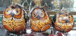 Porte-clés en gourde sculpté à la main en forme de hibou, du Pérou - Product Image 1
