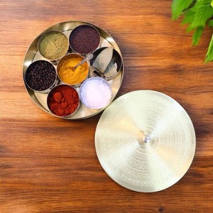 Boîte d'organisation d'épices en métal avec compartiments pour le rangement et la préparation culinaire dans les cuisines indiennes par The Makers Mark - Product Image 5