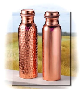 Bouteille d'eau en cuivre haut de gamme pour la vente au détail, idéale pour les boutiques de style de vie, les magasins de bien-être et les marques de créateurs - Product Image 1