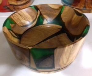 ชามสลัดทำมือจากเรซิ่นอีพ็อกซี่ปลอดสาร BPA และไม้กระถินเทศ ลายเรซิ่นใสแบบแม่น้ำ พร้อมลวดลายไม้ธรรมชาติ สำหรับตกแต่ง - Product Image 4