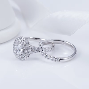 Bague de fiançailles pour femme en or blanc avec diamant taille brillant rond, style classique et design halo - Product Image 4