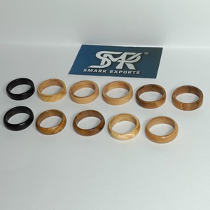 Bagues en bois naturel faites à la main, finition grain naturel, bois massif, bijoux unisexes tendance pour hommes et femmes, cadeaux de mariage - Product Image 3