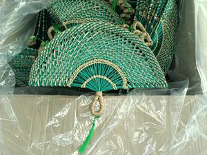 พัดลมมือถือหญ้าทะเลเป็นมิตรกับสิ่งแวดล้อมสีที่กําหนดเองพัดลมมือสองทอมือธรรมชาติแบบฟอร์ม Vigifarm - Product Image 4