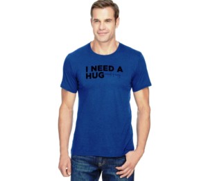 เสื้อยืดแขนสั้นสีขาวสำหรับผู้ชาย ลายพิมพ์ I Need A Hug ทรงลำลอง คอกลม ทรงปกติ ผ้าเจอร์ซีย์คอตตอน 100% - Product Image 4