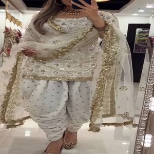 Conjunto de traje Dhoti Salwar VASTRA COTTAGE de georgette sintética pesada con bordado de lentejuelas, top de manga larga y dupatta elegante. - Product Image 1
